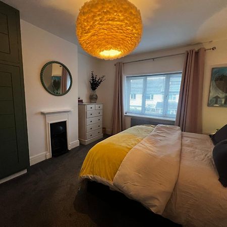 Warm And Cosy City Centre Home Near Train Station ชิชิสเตอร์ ภายนอก รูปภาพ