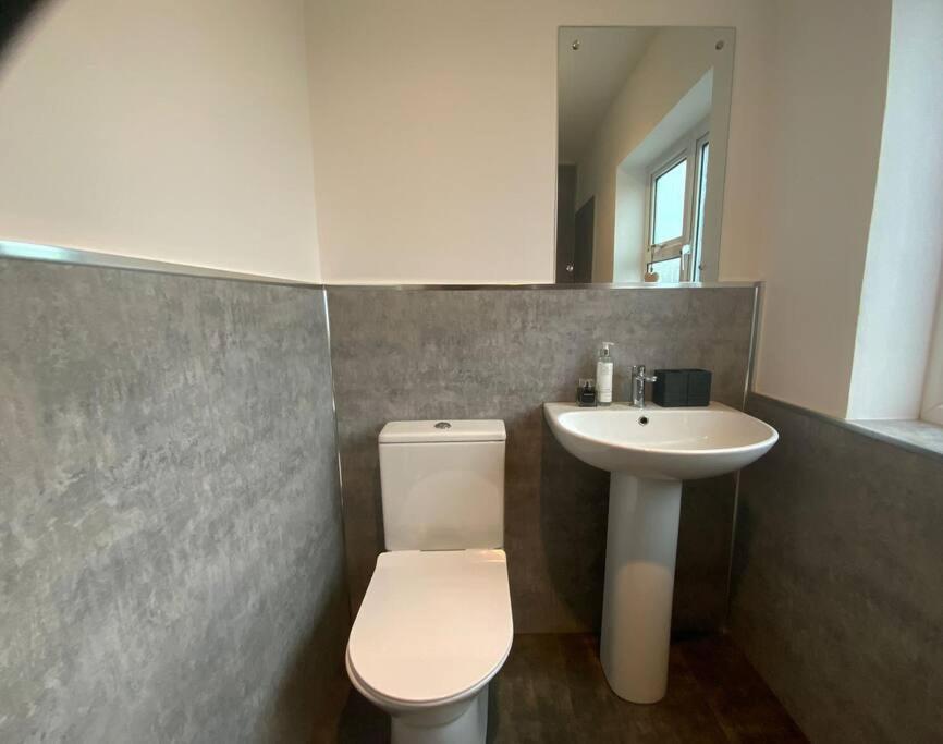 Warm And Cosy City Centre Home Near Train Station ชิชิสเตอร์ ภายนอก รูปภาพ