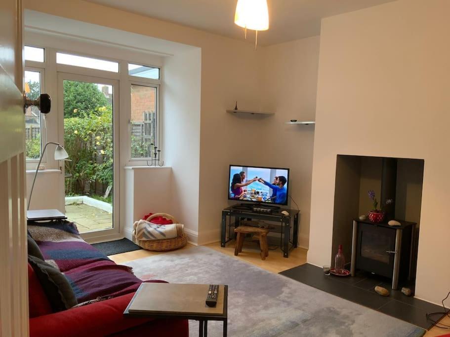 Warm And Cosy City Centre Home Near Train Station ชิชิสเตอร์ ภายนอก รูปภาพ