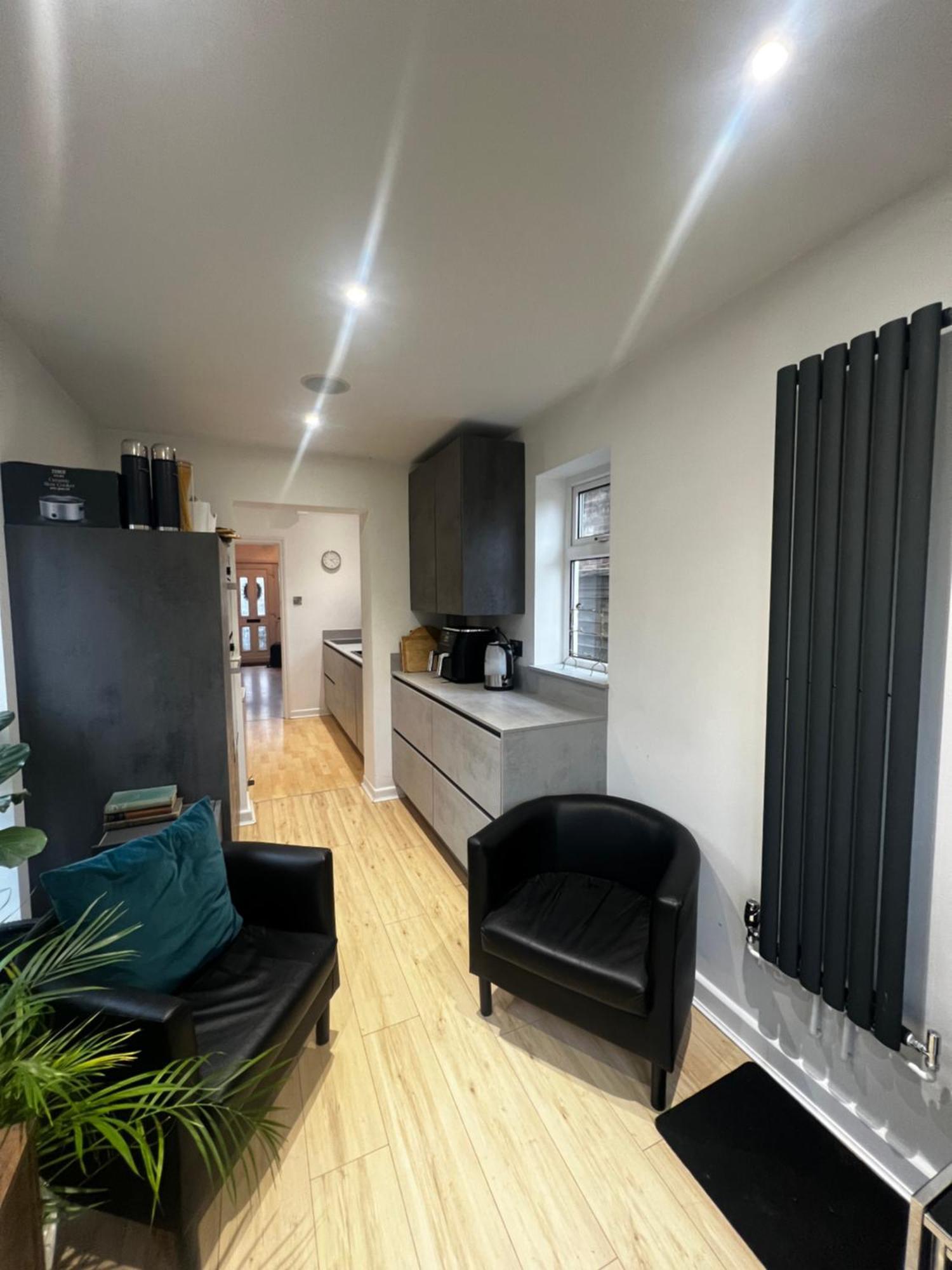 Warm And Cosy City Centre Home Near Train Station ชิชิสเตอร์ ภายนอก รูปภาพ