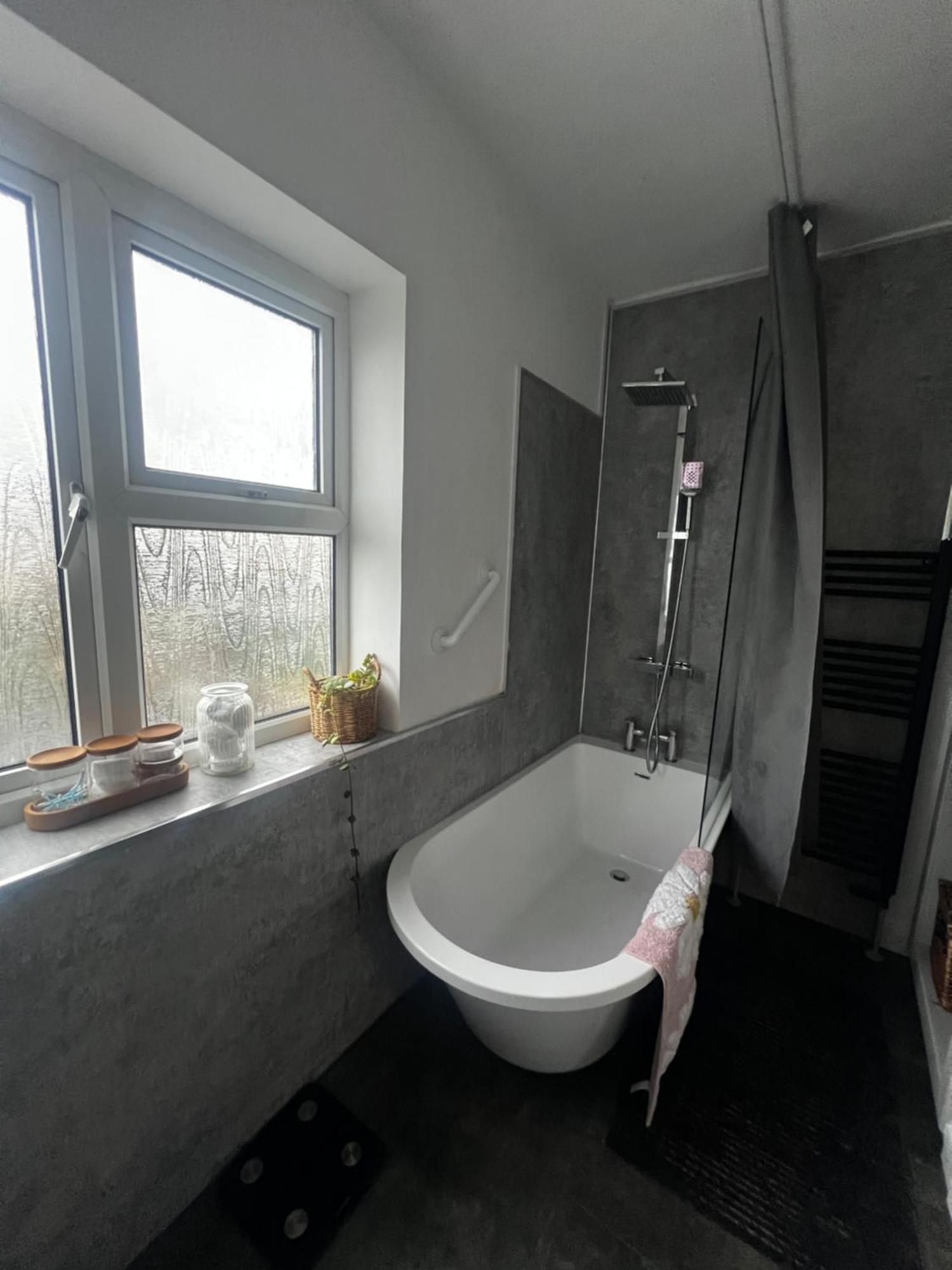 Warm And Cosy City Centre Home Near Train Station ชิชิสเตอร์ ภายนอก รูปภาพ