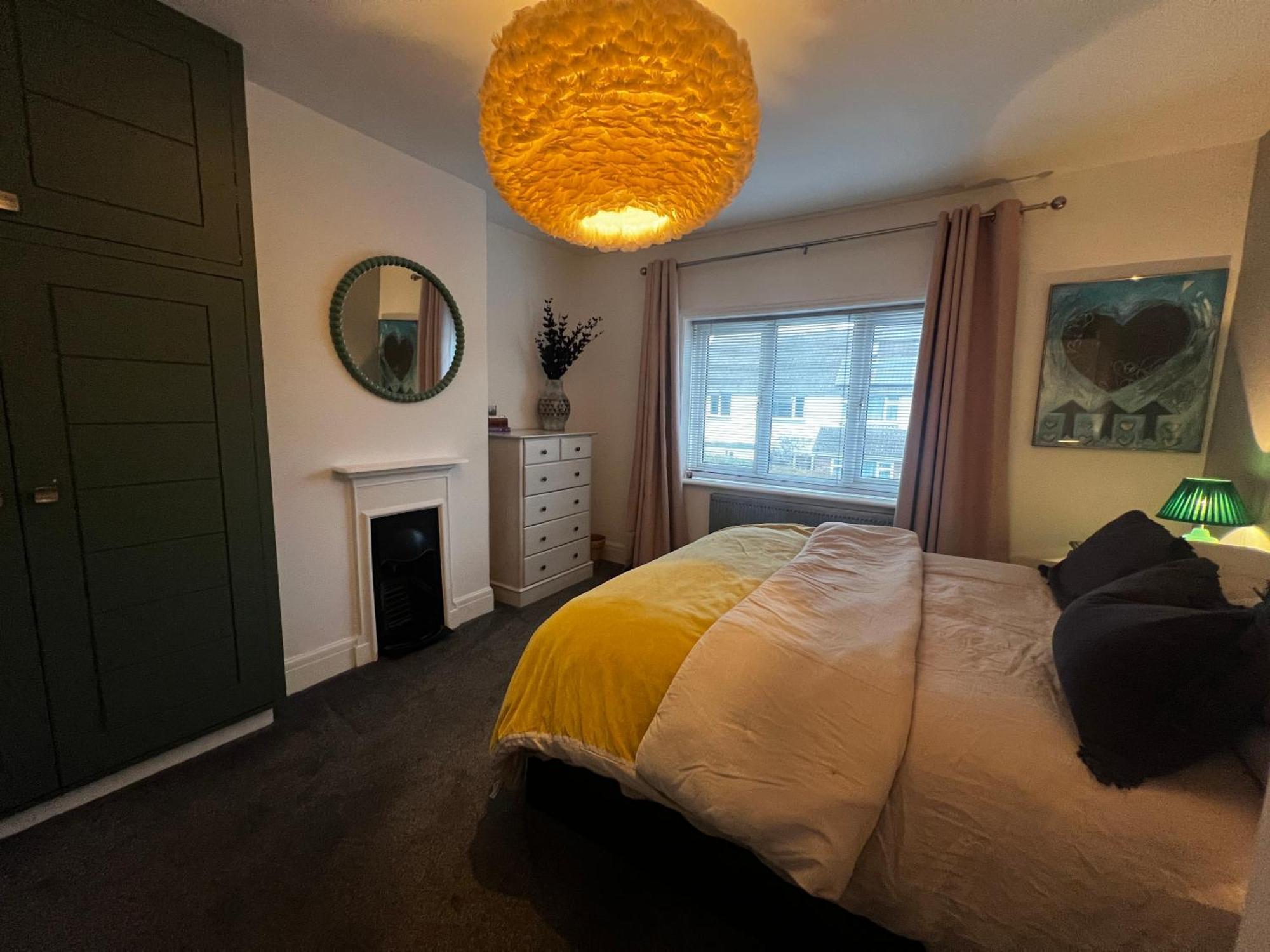 Warm And Cosy City Centre Home Near Train Station ชิชิสเตอร์ ภายนอก รูปภาพ