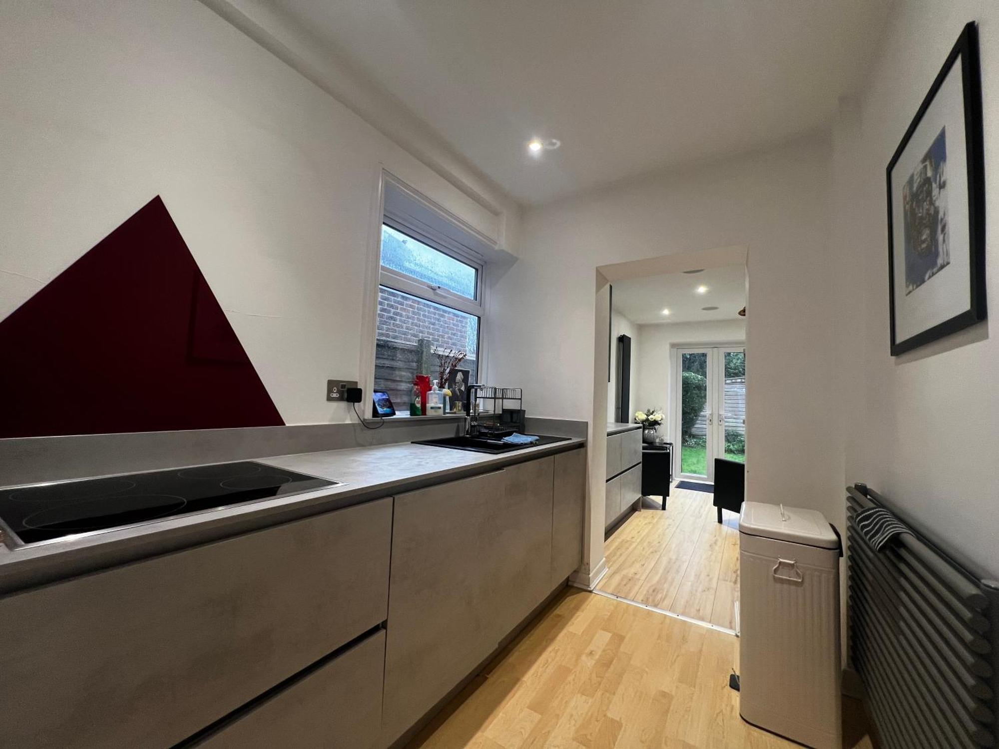 Warm And Cosy City Centre Home Near Train Station ชิชิสเตอร์ ภายนอก รูปภาพ
