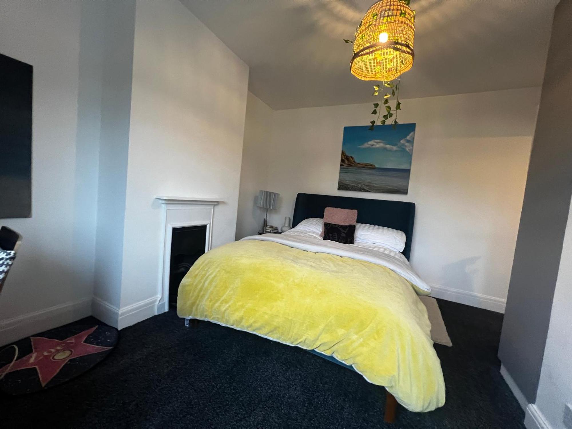 Warm And Cosy City Centre Home Near Train Station ชิชิสเตอร์ ภายนอก รูปภาพ